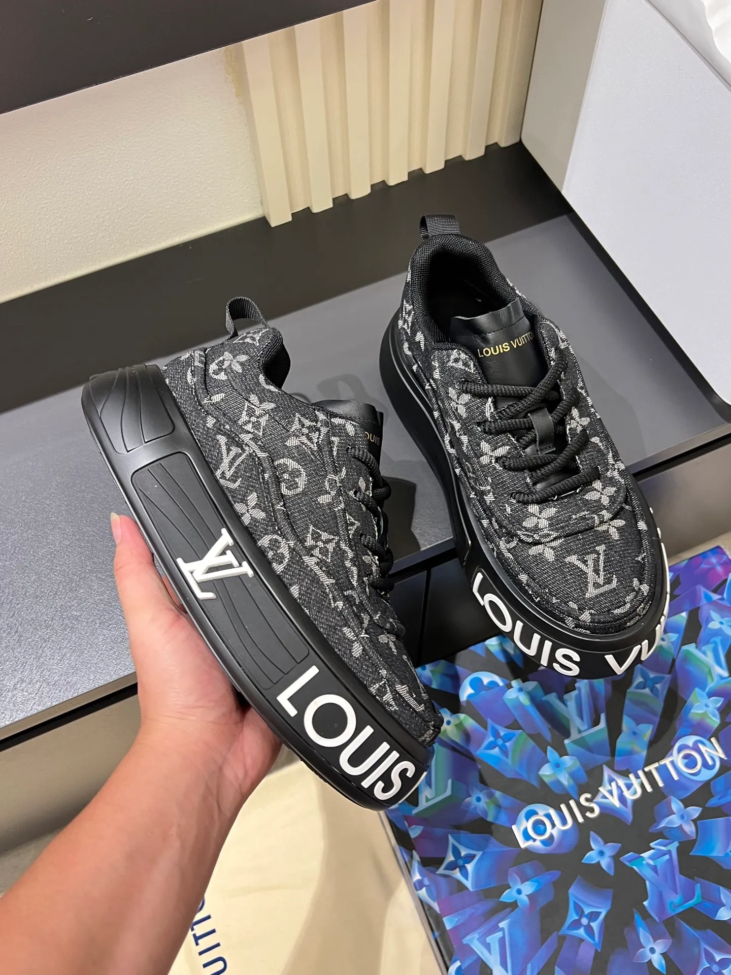 p560 "LOUI* VUITTO*" popular men's casual shoes, genuine development in Italy💯Purchase level quality✔️The upper is made of official website material first-layer cowhide, comfortable and soft sheepskin feet⚡️Fashionable and versatile. The toe last shape is firm and full, and the soles are made from LV original molds and can be freely entered and exited the counter. They are light and comfortable on the foot~purely handmade, details determine the quality! Size:39-44, (38.45 customized)